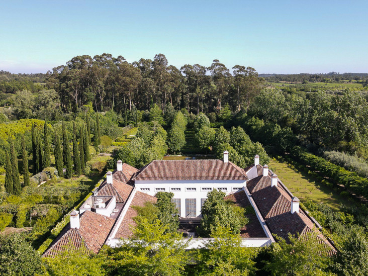 Португальское поместье с садами и библиотекой выставлено на продажу