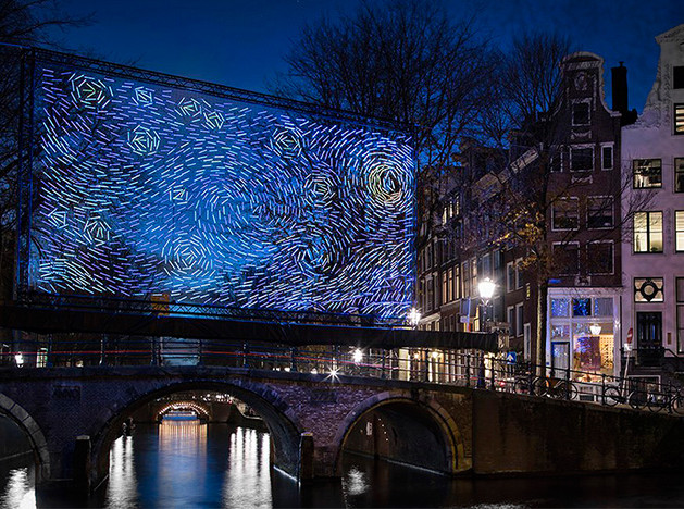 «Звездная ночь» Ван Гога на фестивале света Амстердаме