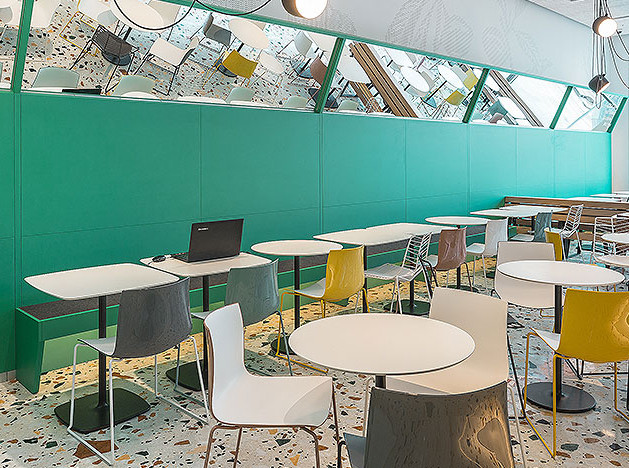 V12 Architects: зеленый сад в кафе