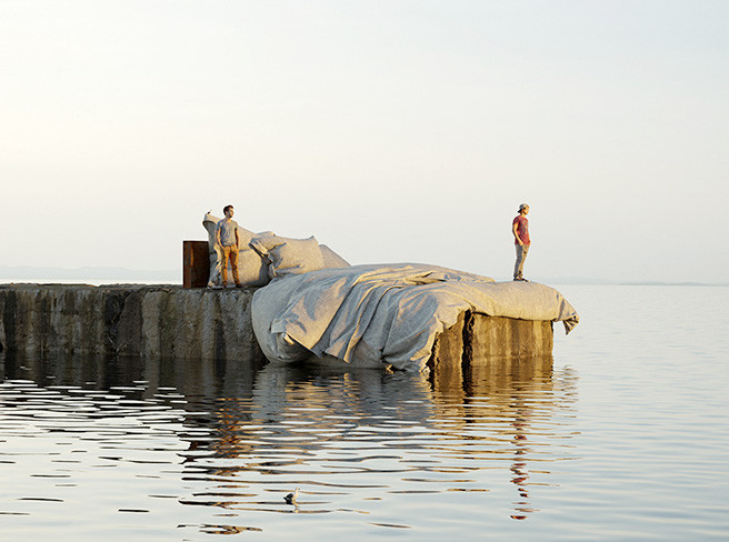 Скульптура на пирсе: постель бога и карусель над водой