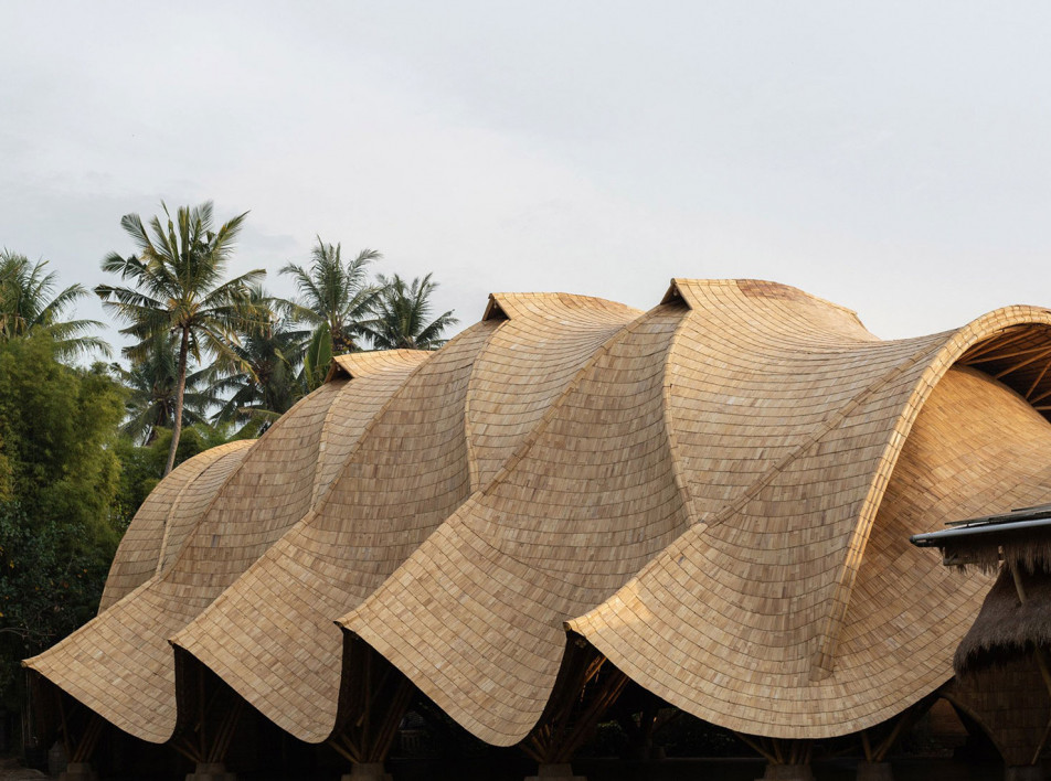 Студия Ibuku: cпортзал из бамбука в балийских джунглях
