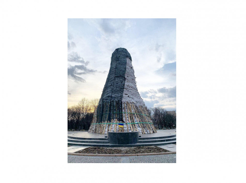 Памятник Тарасу Шевченко в Харькове. Март 2022 года