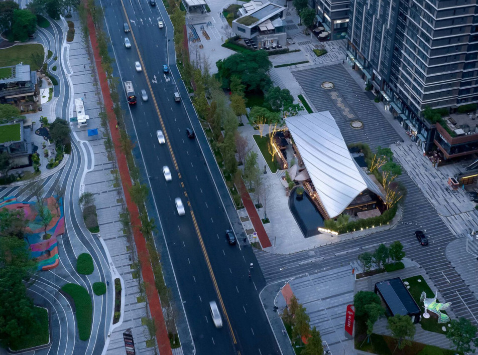 BEHIVE Architects: ресторан с деревянной крышей в Чэнду