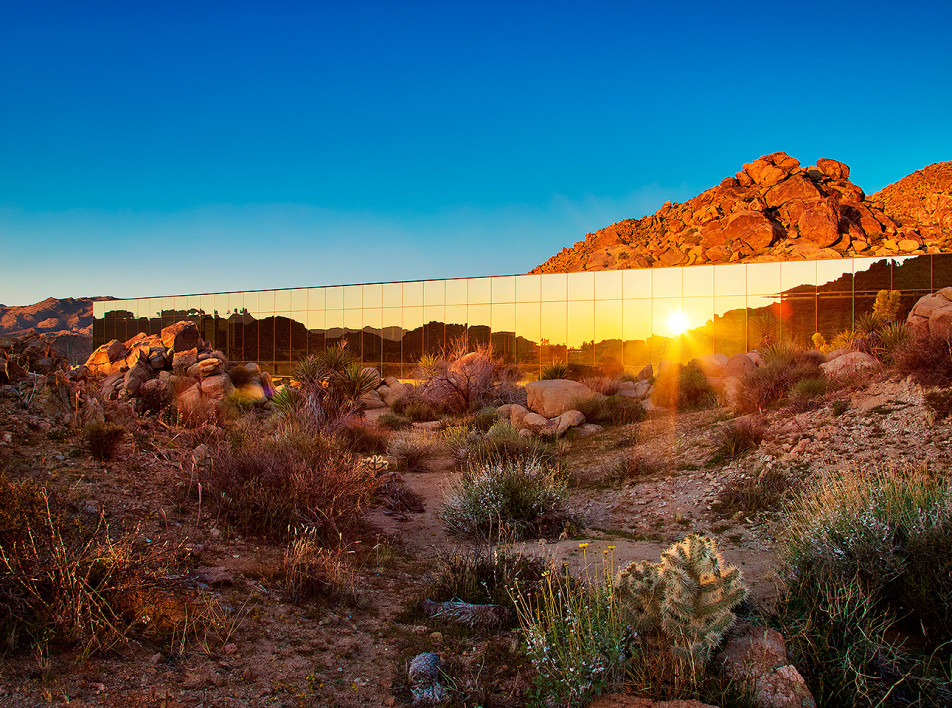 Зеркальный дом в пустыне выставлен на продажу