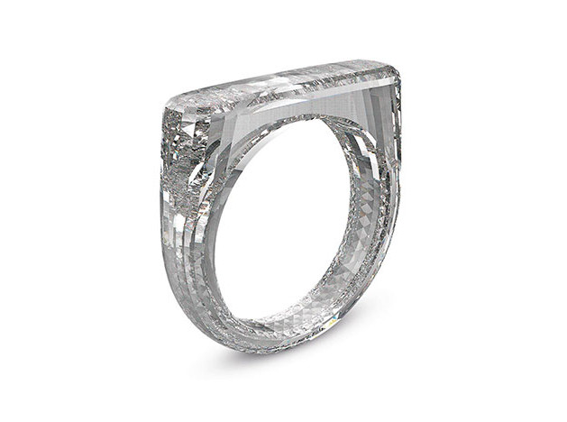 Марк Ньюсон и Джони Айв: кольцо из искусственного алмаза