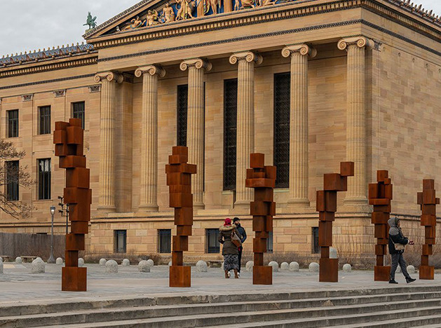 Энтони Гормли выставил скульптуры на ступенях музея
