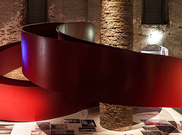 Красная лестница на биеннале в Венеции