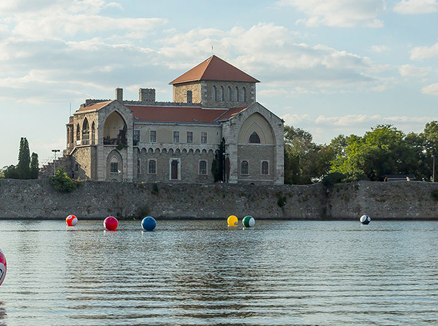 Винце Отто: бильярдные шары на озере