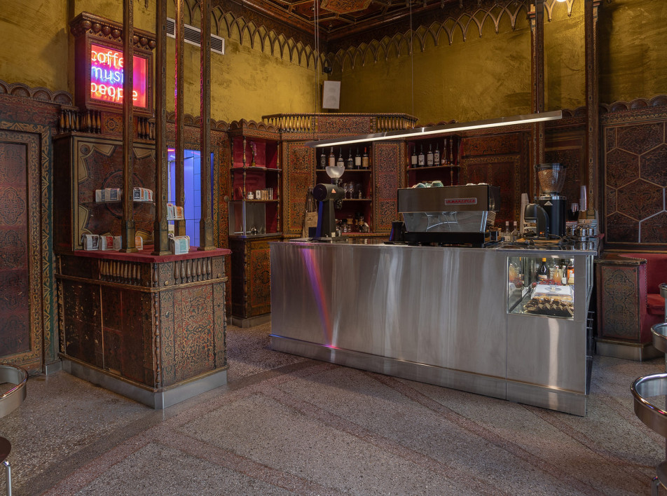 SNKH: кофейня в одном из старейших книжных Еревана