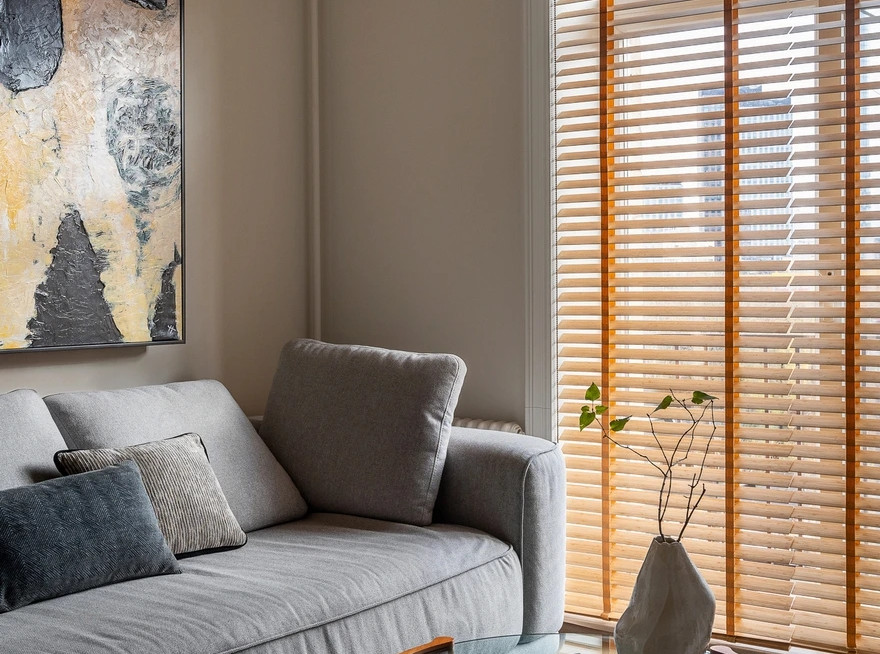 Маленькая квартира в спокойных тонах в сталинке: проект студии Ruumz и Slushaeva.Studio