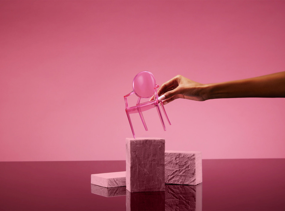 Milan Design Week 2024: розовые стулья Kartell для Барби
