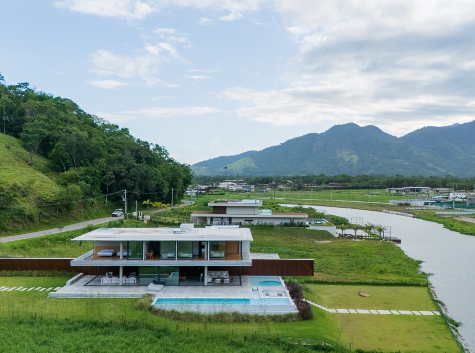 Дом с раздвижными стенами в Бразилии: проект Габи Касагранде и Педро Сунье