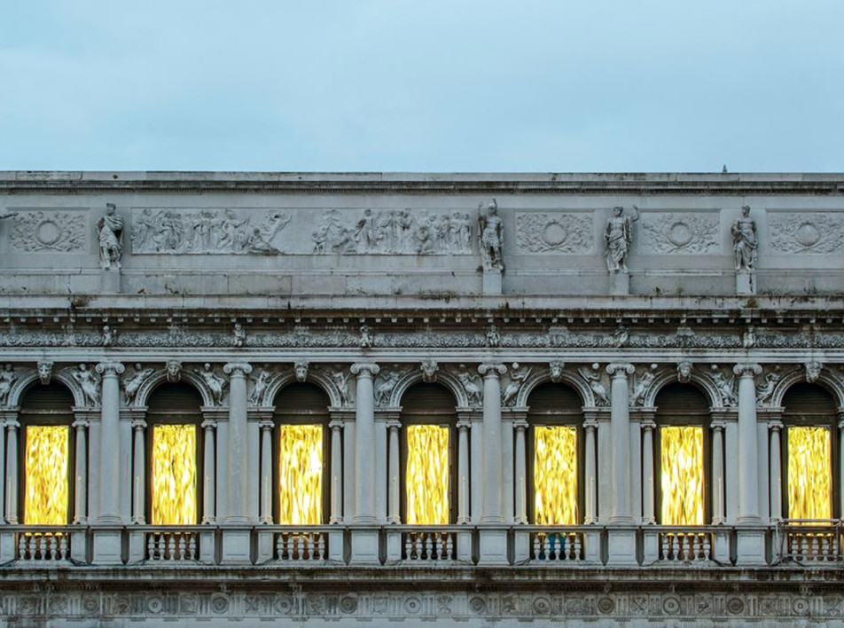 Золотая инсталляция Фабрицио Плесси в Венеции