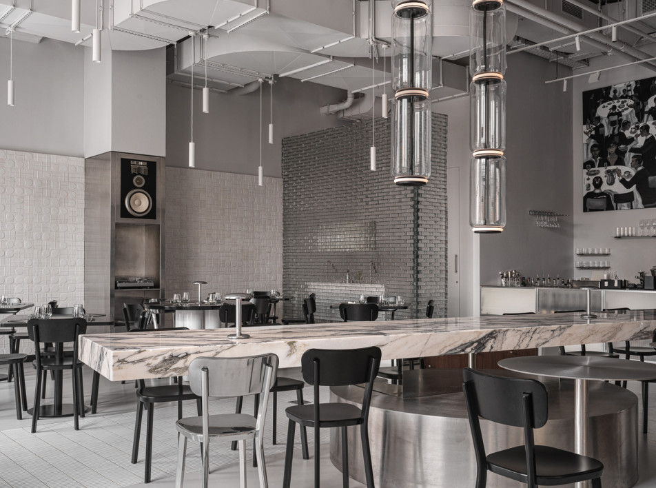 Современное бистро в Казани: сталь, стекло и глянец в проекте Ангелины Бородкиной