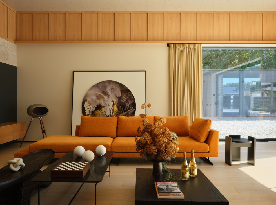 Теплая палитра и этнические мотивы: загородный дом по проекту Евгения Аполонова