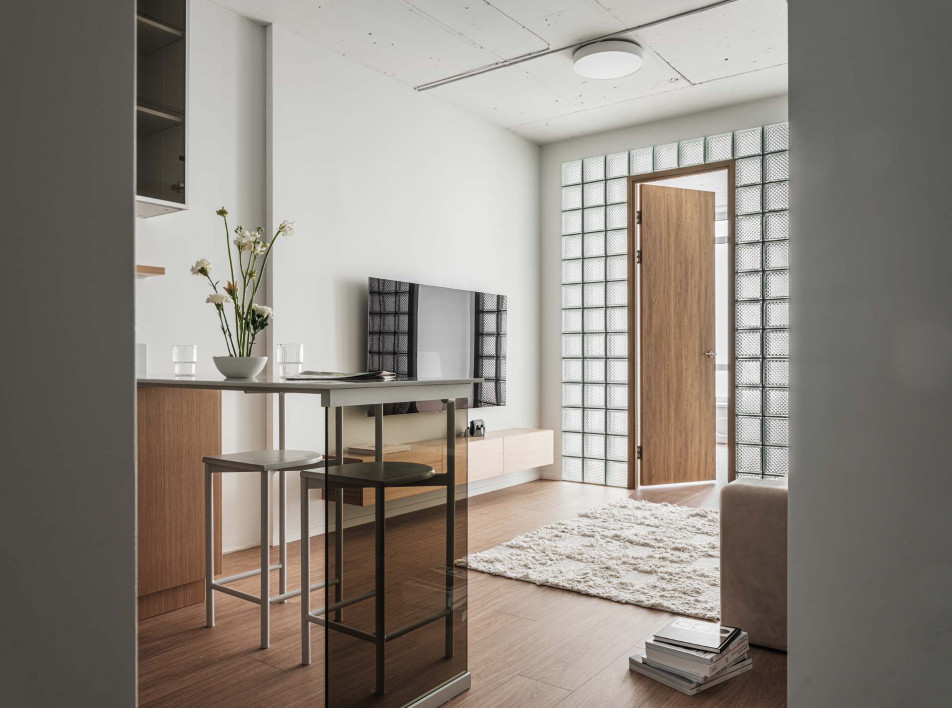 Компактная квартира со стеклоблоками в Кемерово: проект студии Erbe Interiors