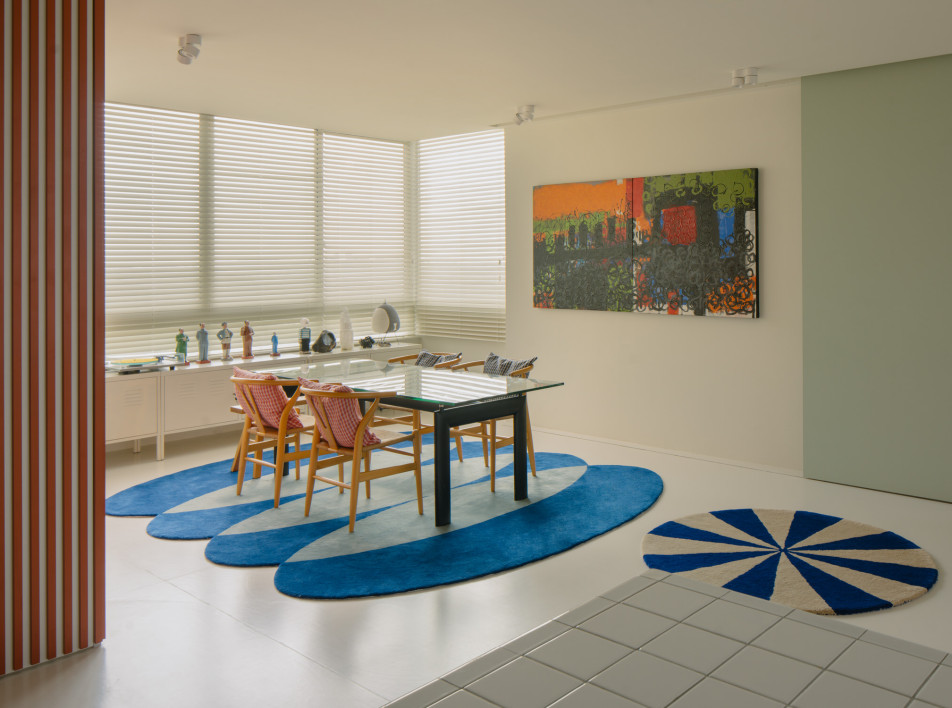 Цветная геометрия: квартира с мобильными стенами по проекту Spark Architects
