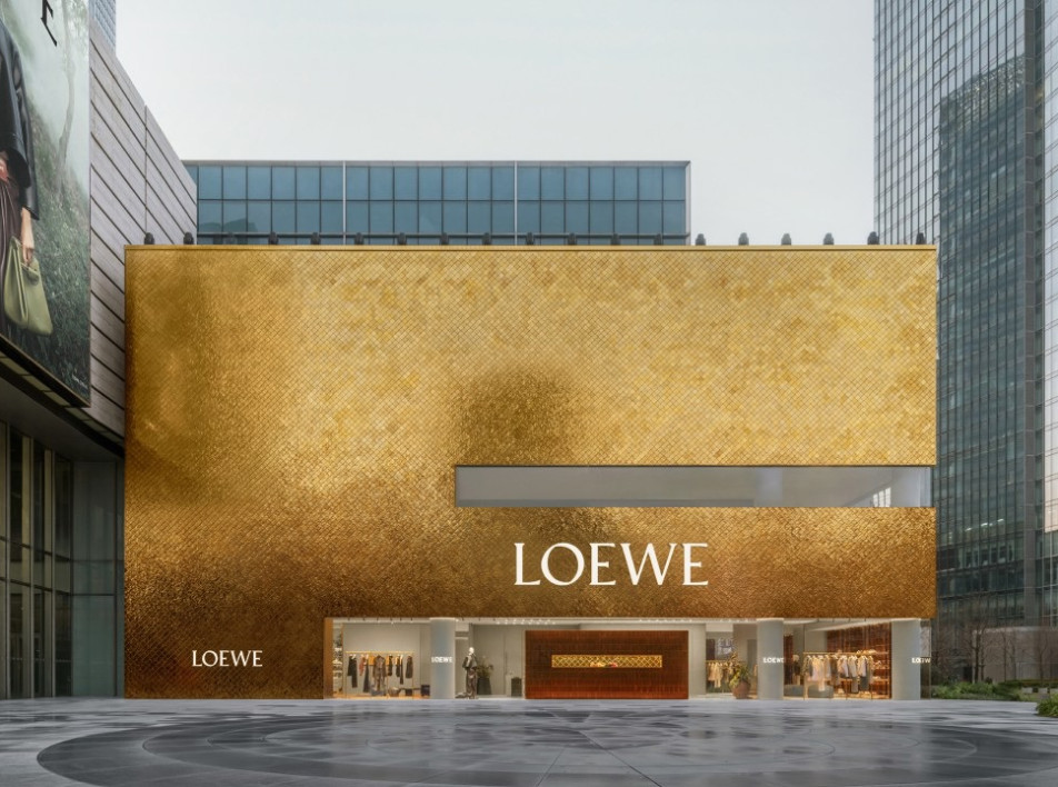 Бутик Loewe в Шанхае с золотым фасадом