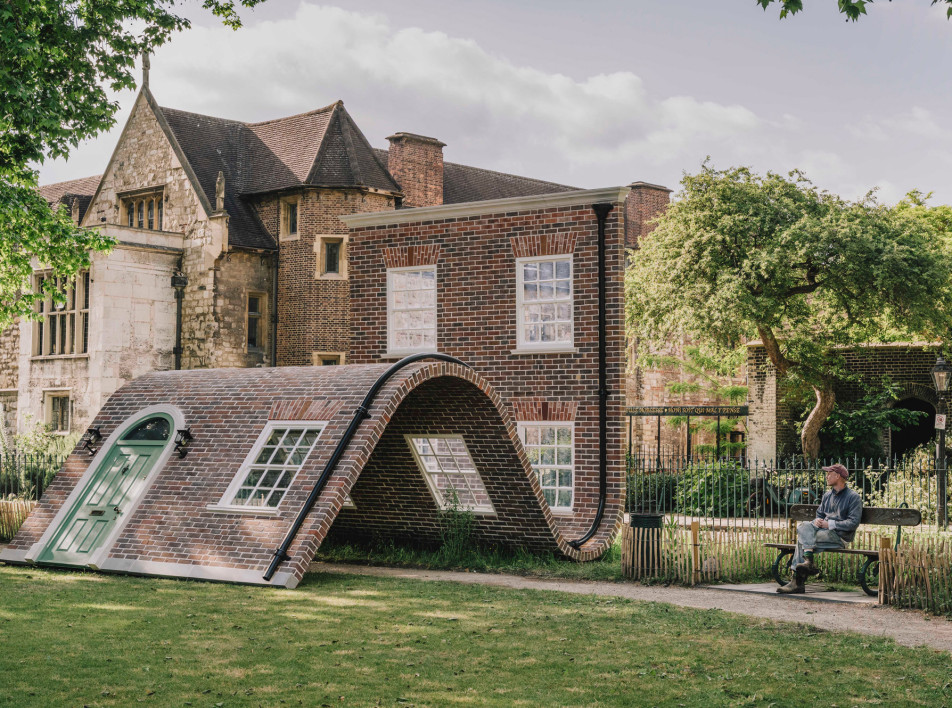 Алекс Чиннек: извилистый кирпичный фасад на Clerkenwell Design Week