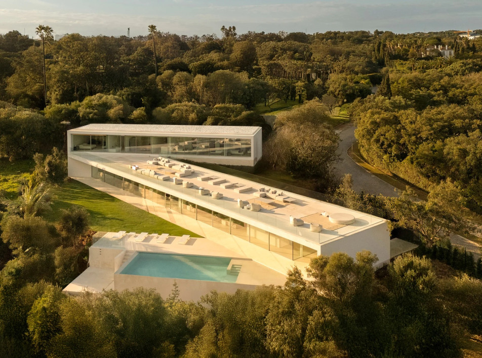 Зигзагообразная вилла в Испании от Fran Silvestre Arquitectos