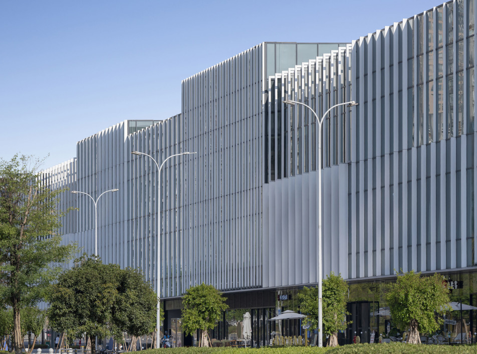 Яркий торговый центр в Чунцине: проект CLOU Architects