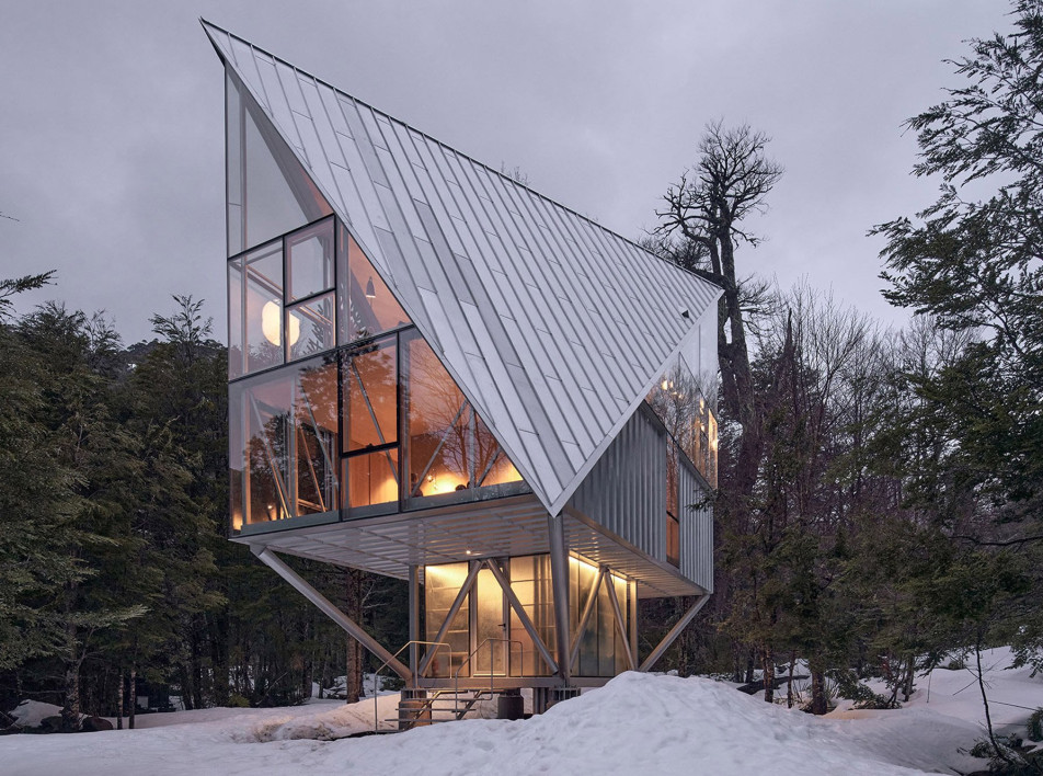 Футуристичный дом в Чили на стальных колоннах от Max Núñez Arquitectos