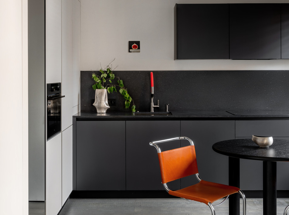 Контрастная квартира для молодого человека в Москве: проект студии RUUMZ