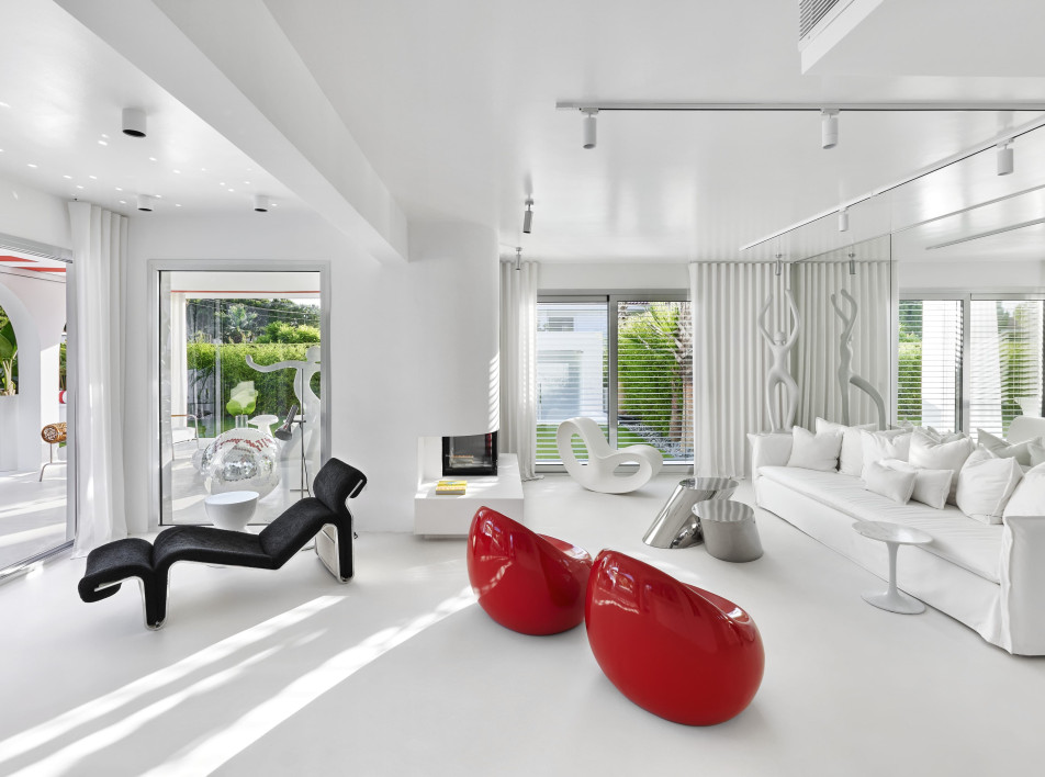 Белая вилла с красными акцентами: проект Noyan Berkman Interiors в Чешме