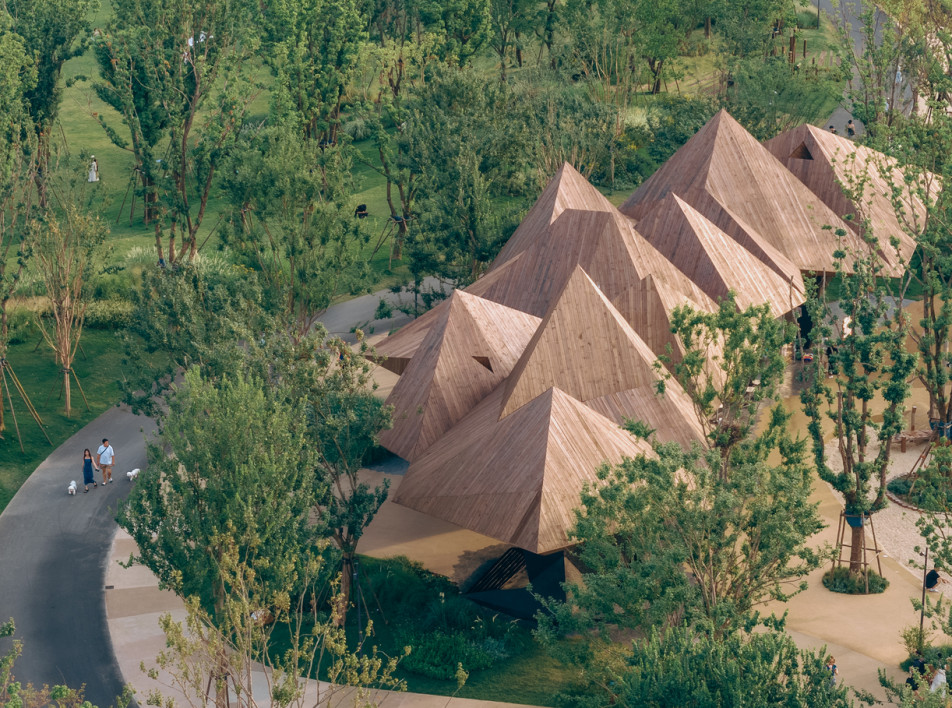 Многослойная геометрия: ресторан с деревянной крышей в Ухане от DL Atelier