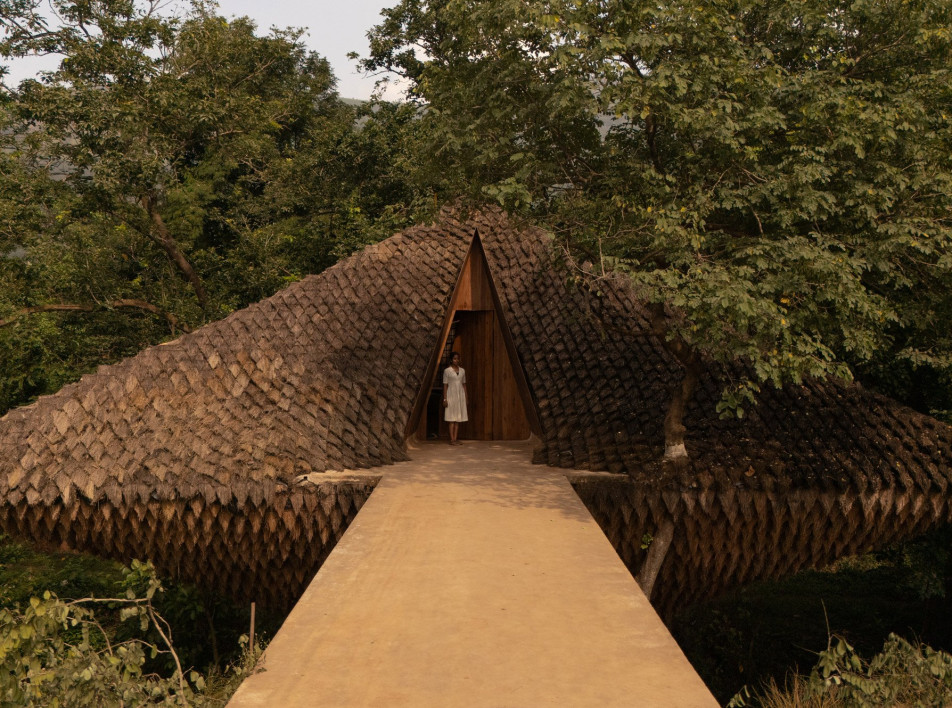 Соломенный дом-мост Bridge House в Индии