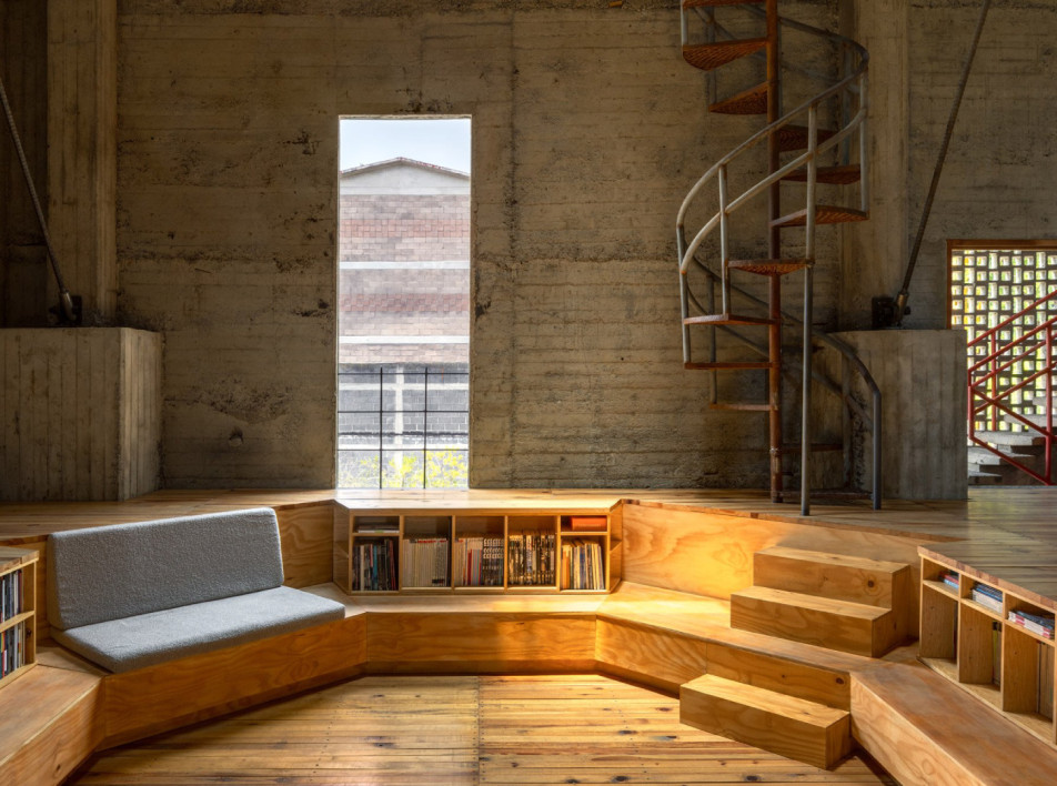 Офис архитектурной студии JSa в бывшем здании фабрики в Мехико