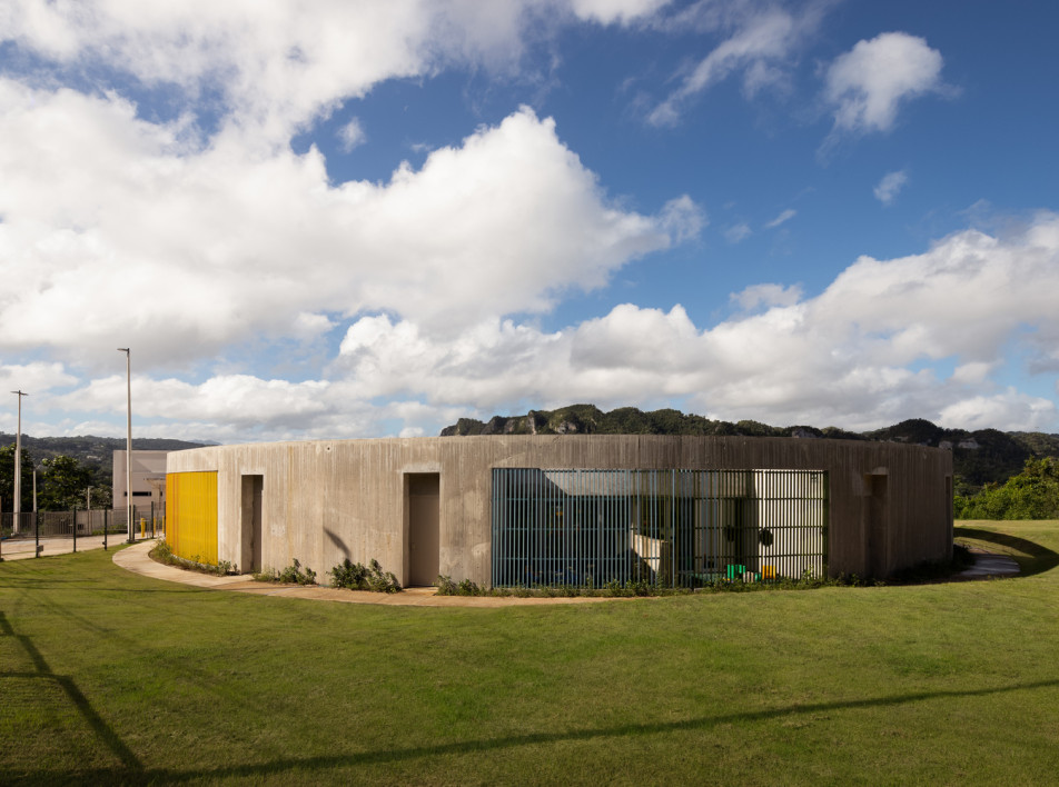 Детский сад на месте похоронного бюро по проекту Toro Arquitectos