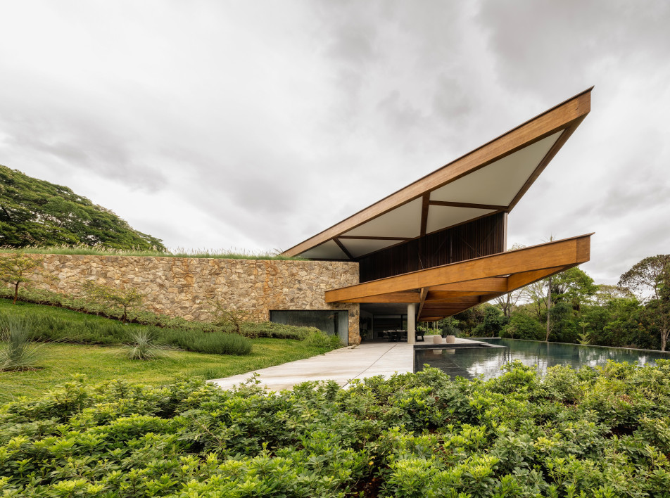 Резиденция с треугольной крышей от TETRO в Бразилии