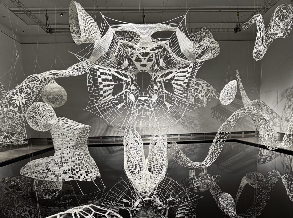 Вязаная инсталляция Distance в виде созвездий