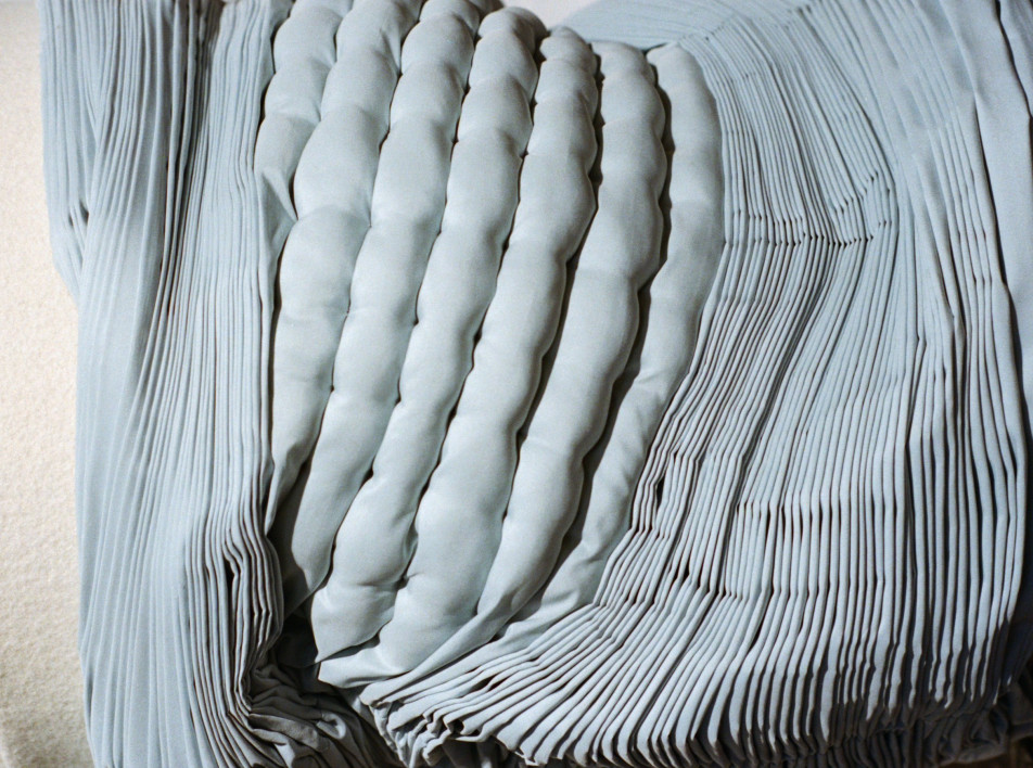 Скульптурный текстиль Тессы Сильвы: эксперименты с возможностями ткани