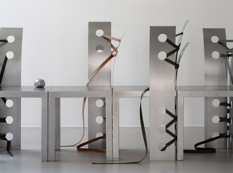 Коллекция мебели Pul от Нары Ли: металл и кожа как аллюзия на ритмы Сеула