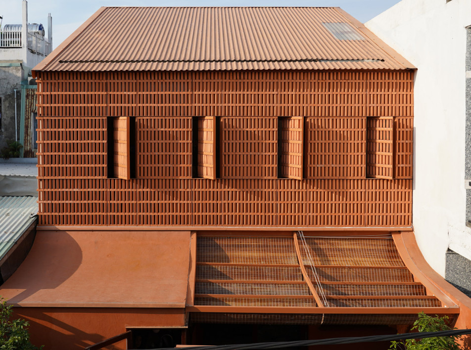 Семейный дом с перфорированным кирпичным фасадом: проект Live Out Studio