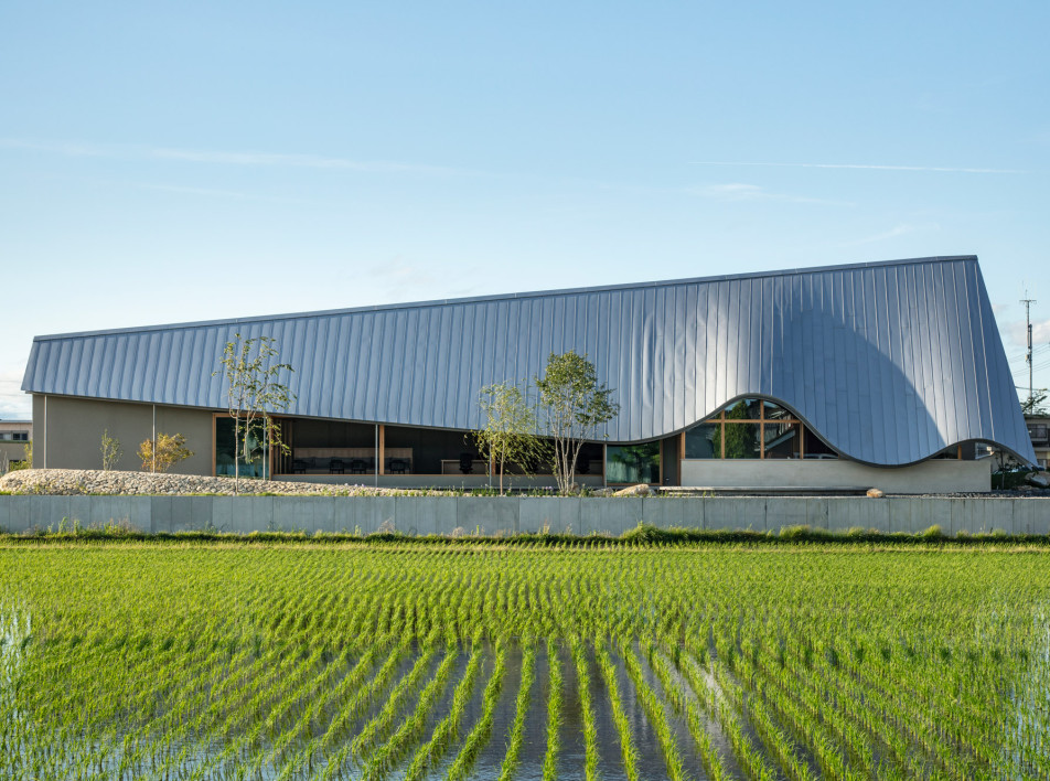 Permanent и Atelier Nagara: офис с волнистой крышей в Японии