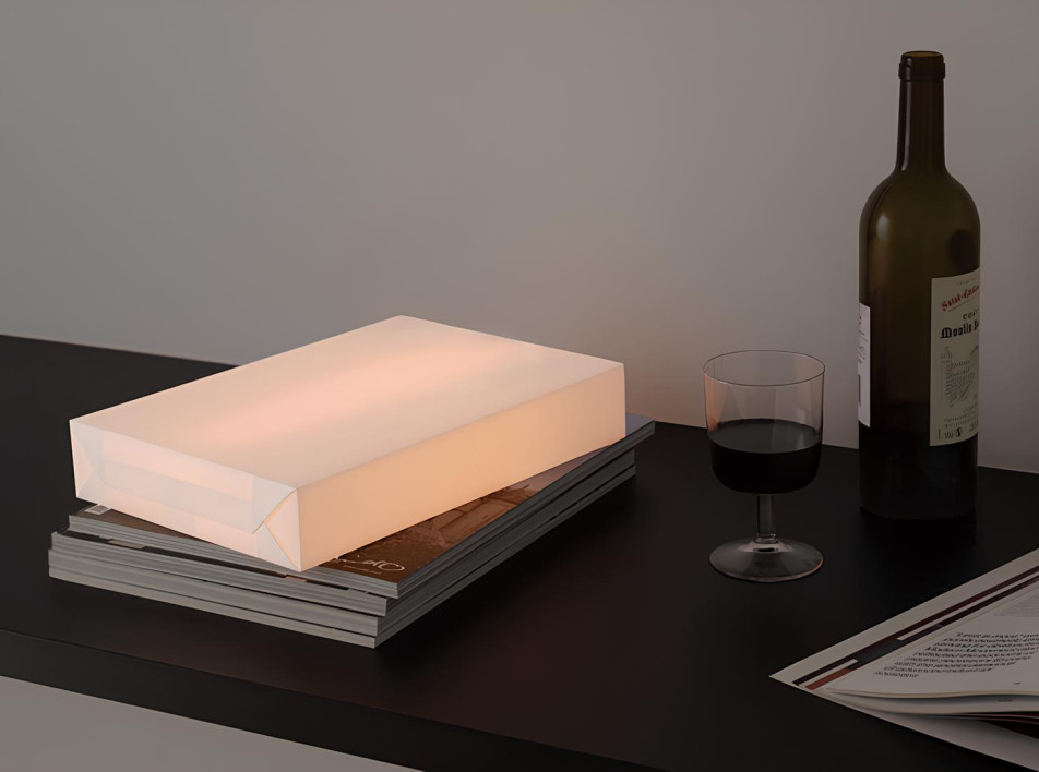 Портативная бумажная лампа в виде пачки бумаги от Наото Фукасавы