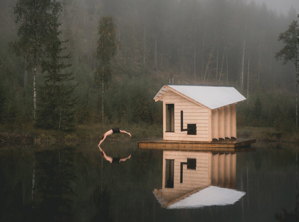Плавучая деревянная сауна Watercave в Норвегии