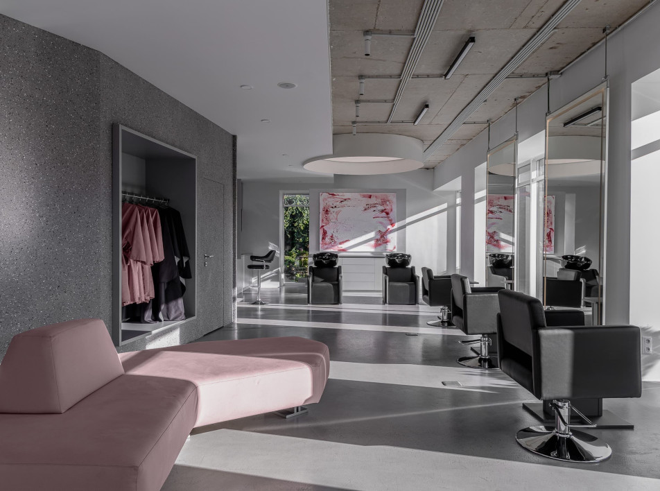 Розовый и серый в салоне красоты Brahmastra: проект Vandall bureau в Краснодаре