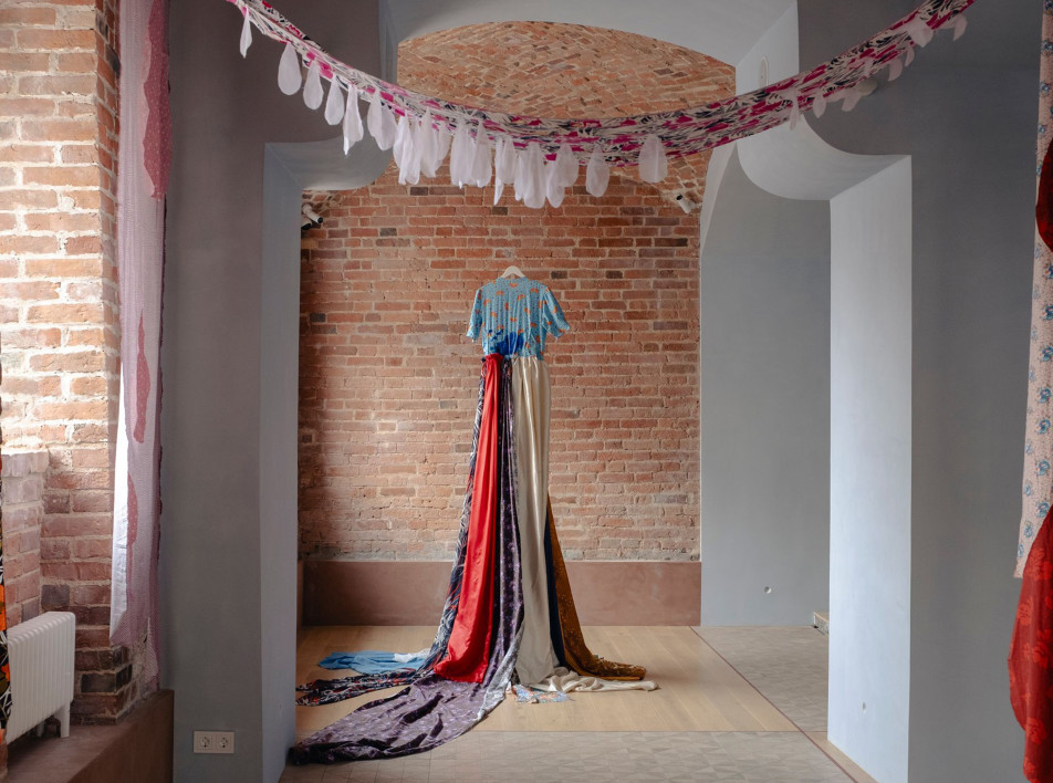 «Отрезы»: текстильная инсталляция Ани Гросицкой на Большой Никитской
