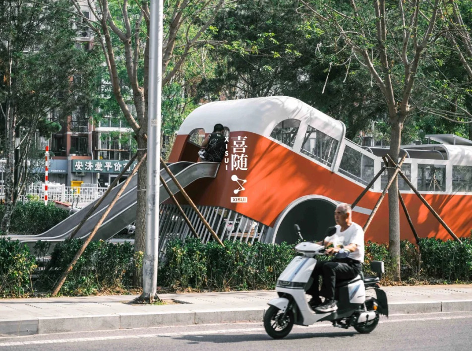 Детская площадка из исторического автобуса в Пекине