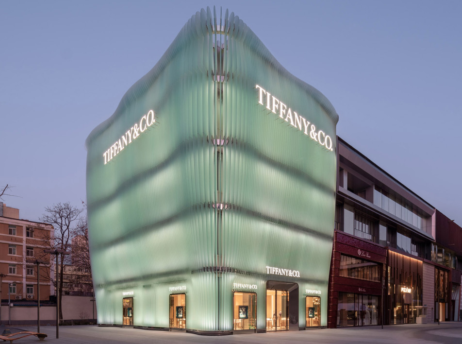 Флагманский бутик Tiffany & Co со стеклянным фасадом в Пекине