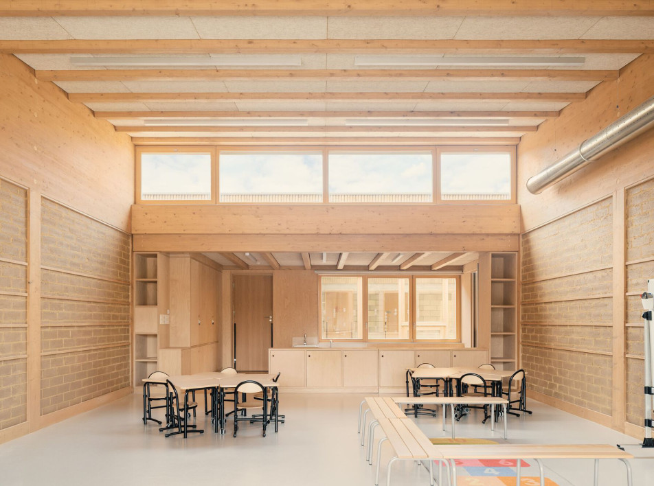 Дерево в интерьере: учебный центр по проекту Le Penhuel & Associés