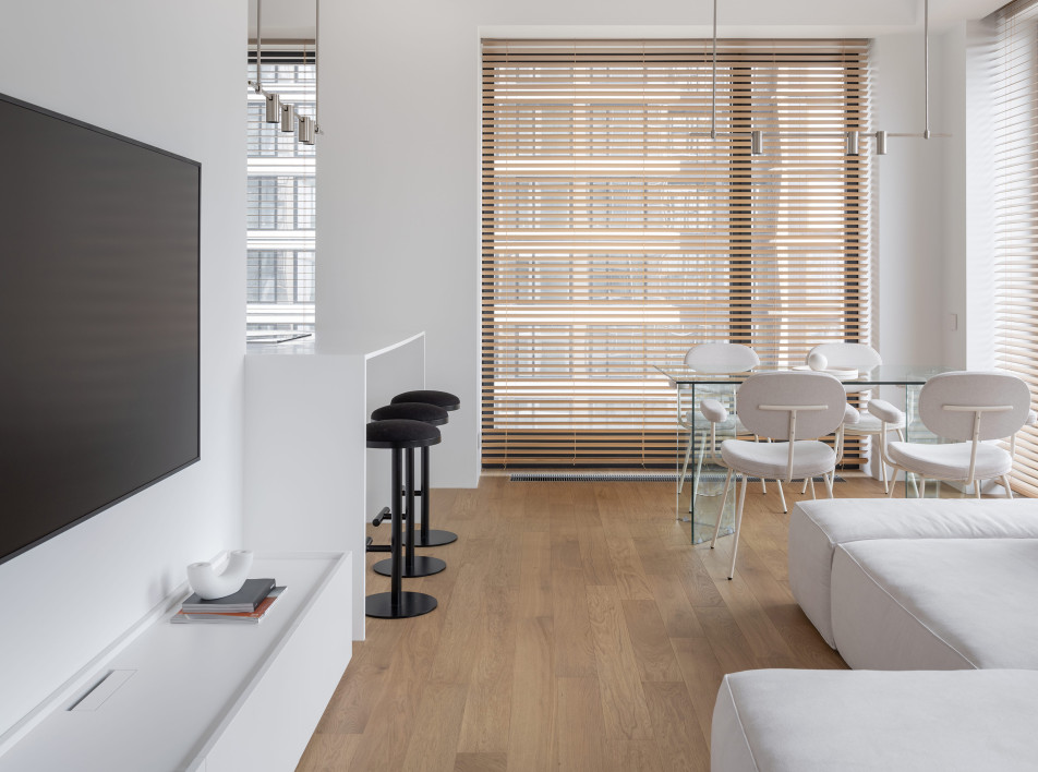 Белый интерьер трехкомнатной квартиры для молодой семьи: проект Бюро 48