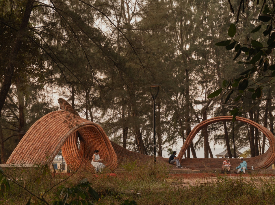 Павильон из глиняных чашек в Индии от Wallmakers