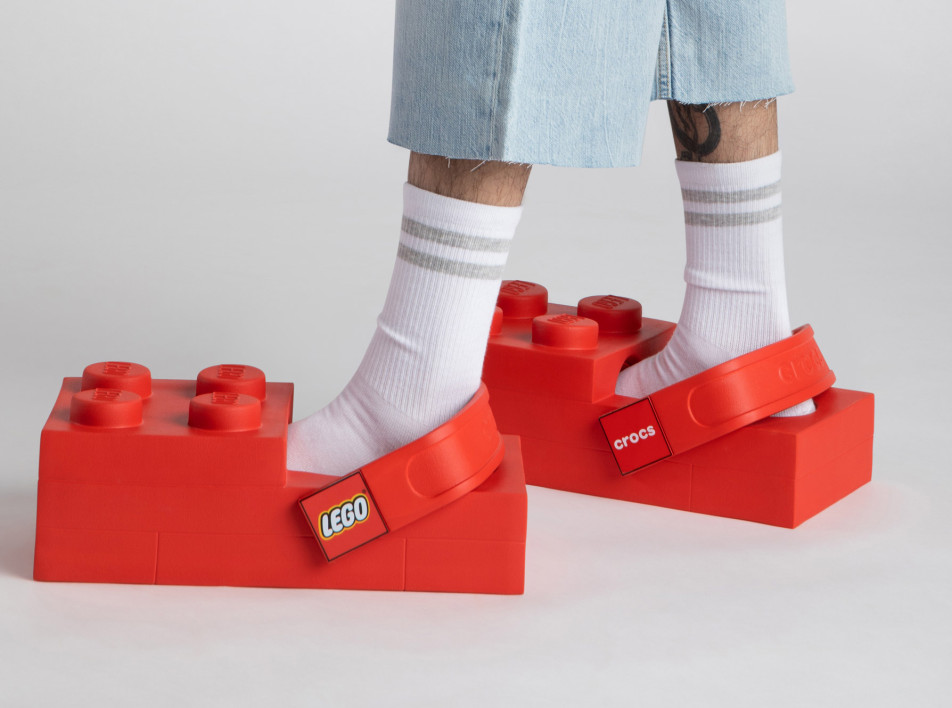 Коллаборация Lego и Crocs: обувь в форме деталей конструктора