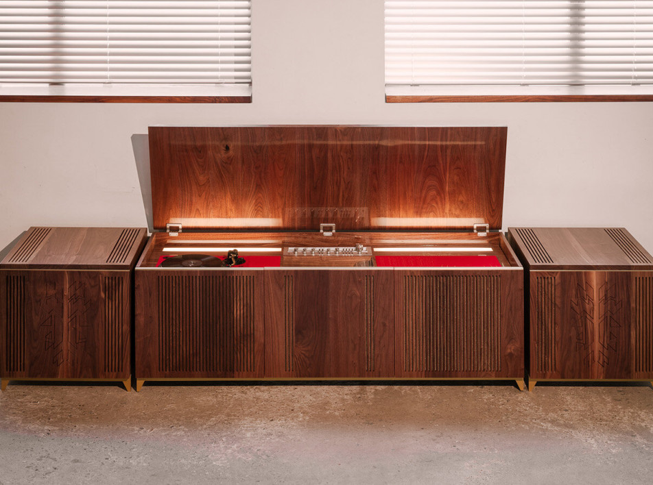 Консоль для проигрывателя, вдохновленная фильмом Стэнли Кубрика «Сияние»