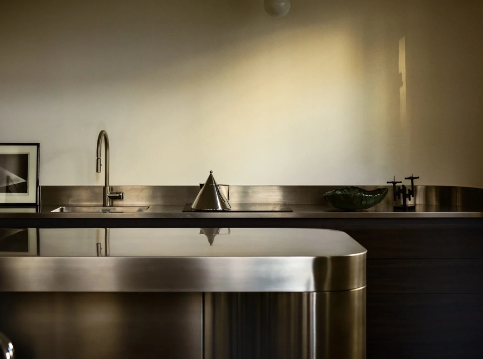 Стальные кухни: 16 примеров из российских и зарубежных проектов